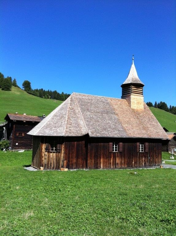 Kirche Obermutten in Richtung Dorf