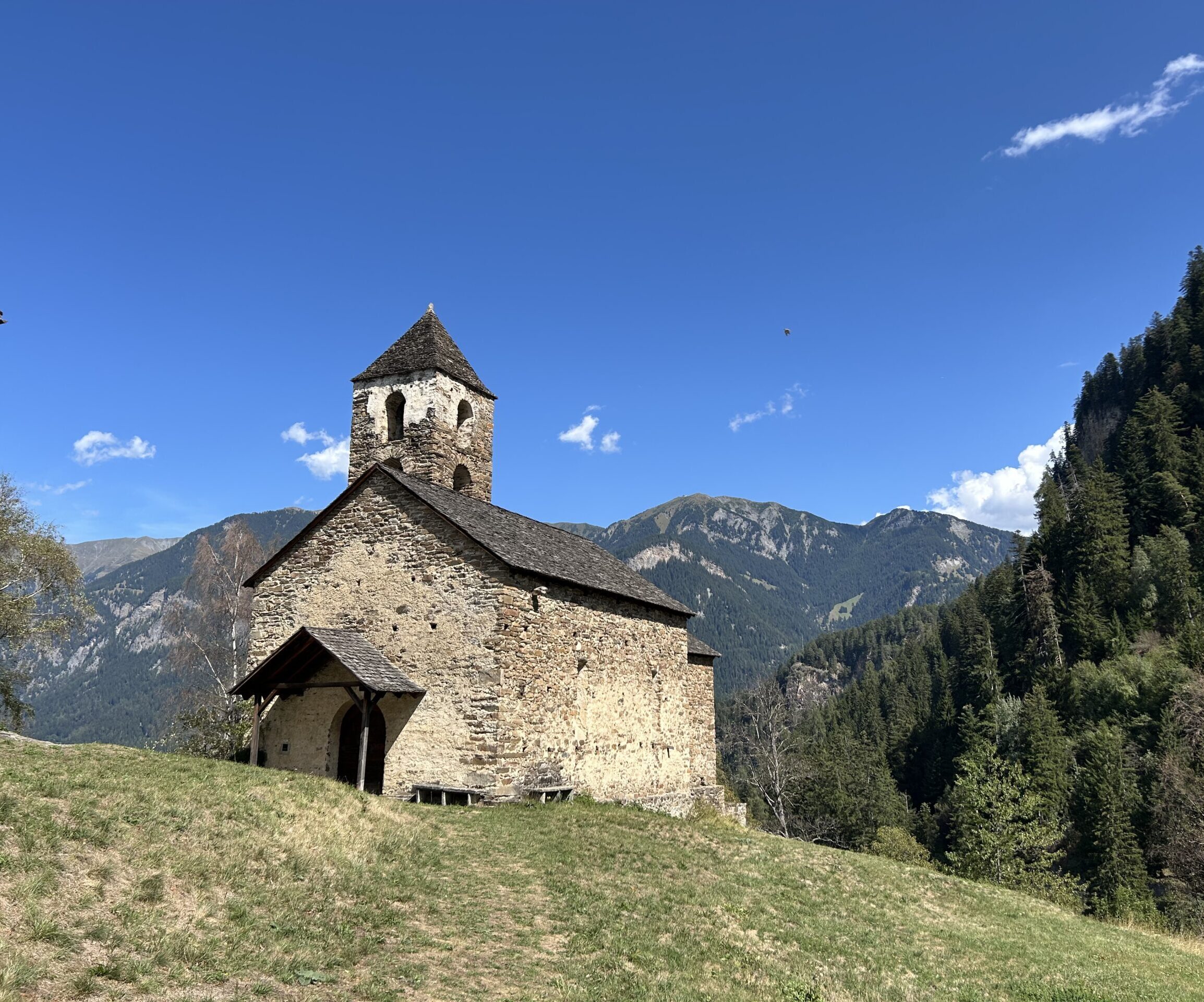 Altes Kirchengebäude auf Hohen Rätien in den Bündner Bergen.