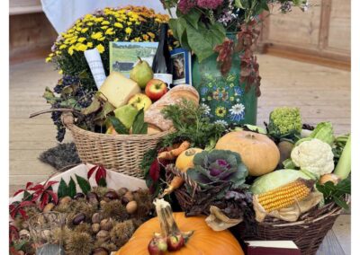 Erntedank-Deko Mutten von vorne betrachtet: vielfältige Erntegaben und prachtvolle Blumen