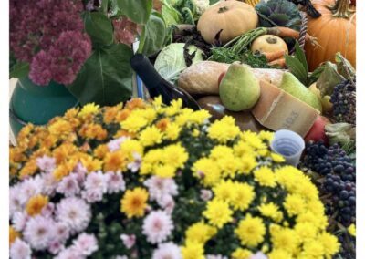 Erntedank-Deko Mutten von schräg hinten: vielfältige Erntegaben und prachtvolle Blumen